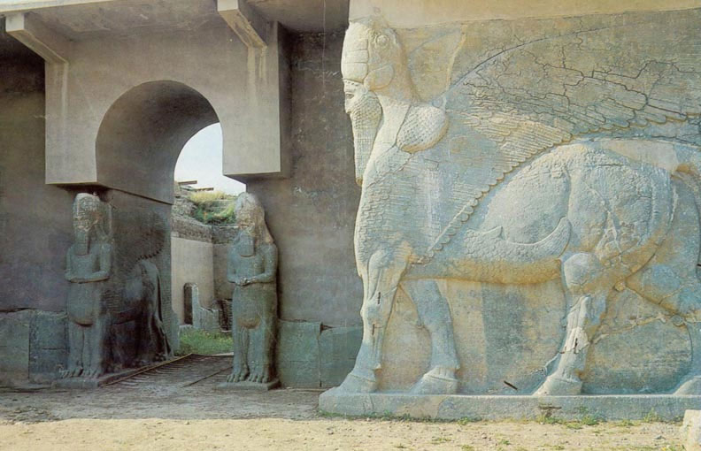 Aşunasirpal'in sarayındaki lamaşsu heykeli. [Wikipedia]