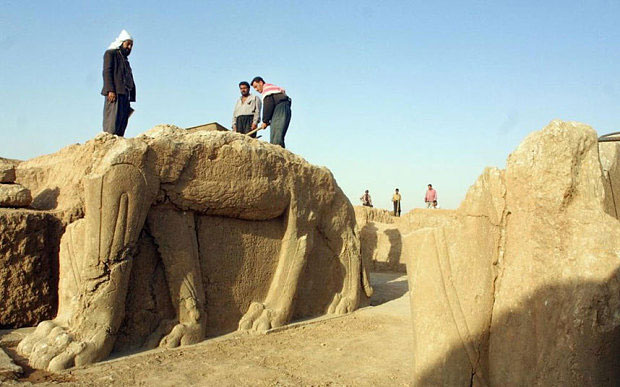 Iraklı işçiler 2001'de Nimrud harabelerini temizliyor. [AFP]