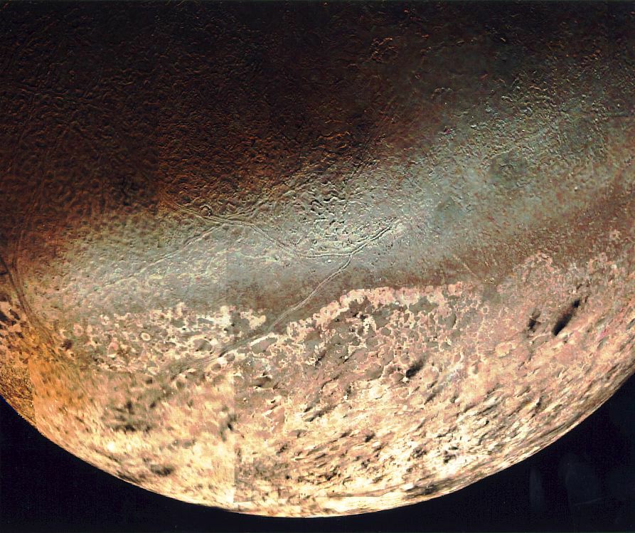Voyager-2 tarafından çekilen Triton'ın yakın çekim renkli fotoğrafı. [NASA]