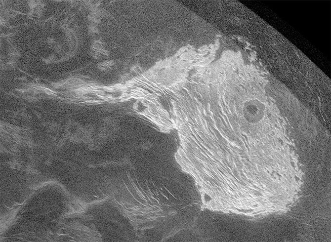 Venüs'ün en yüksek dağlık alanı Maxwell Montes, 2012'de gerçekleştirilen radar gözlemleriyle böyle görüntülendi. [National Air and Space Museum]