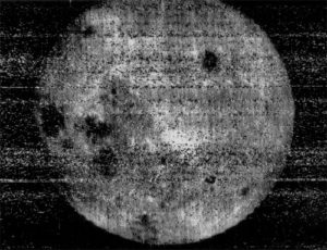 Luna 3 tarafından çekilen ilk fotoğraf. [Wikipedia]