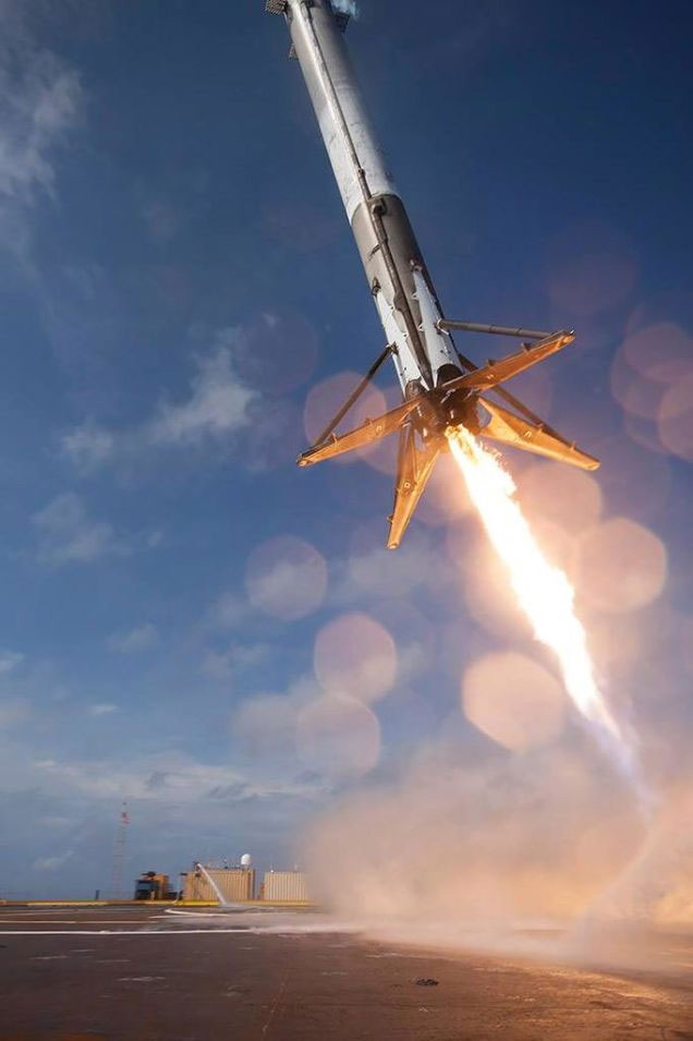 Falcon 9'un 14 Nisan'da düzenlenen görevin ardından başarısız olan iniş anı. [SpaceX]