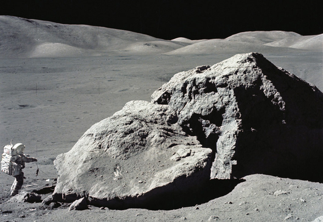 Apollo 17 astronotu Harrison H. Schmitt, 3 Aralık 1972'de çekilen fotoğrafta dev bir kayanın yanında görülüyor. [NASA]