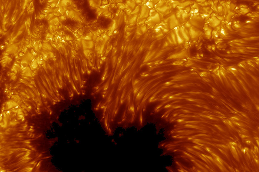 Kanarya Adaları'ndaki İsveç Güneş Teleskobu tarafından 2002'de görüntülenen Güneş lekesi. [NASA]