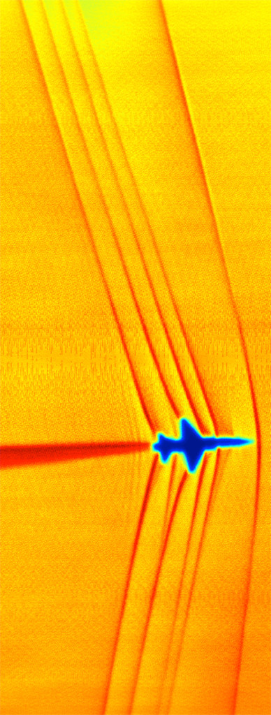 Güneş'in köşesi arka fon olan bu fotoğrafta T-38C ve şok dalgaları görülüyor. [NASA]