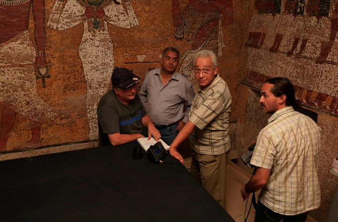Bilim insanları Tutankamon'un mezarında çalışırken görülüyor. [HIP]
