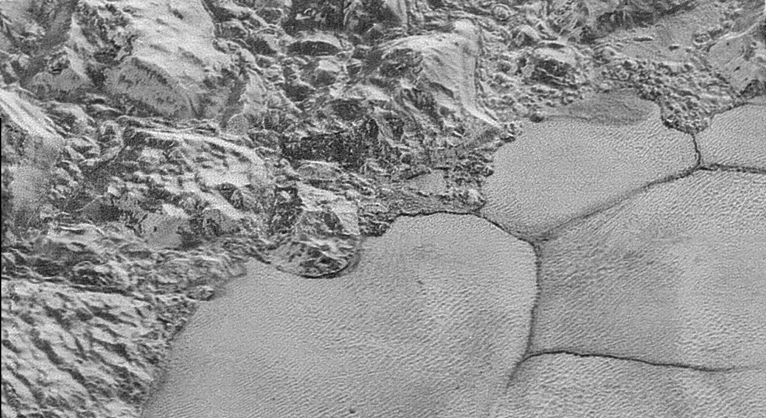 Plüton’un olağanüstü yakım çekim fotoğrafları