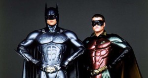 Batman Forever'da sağdaki Robin'e bakınca Leonardo DiCaprio'nun rolü neden geri çevirdiğini anlamak pek de zor değil. 