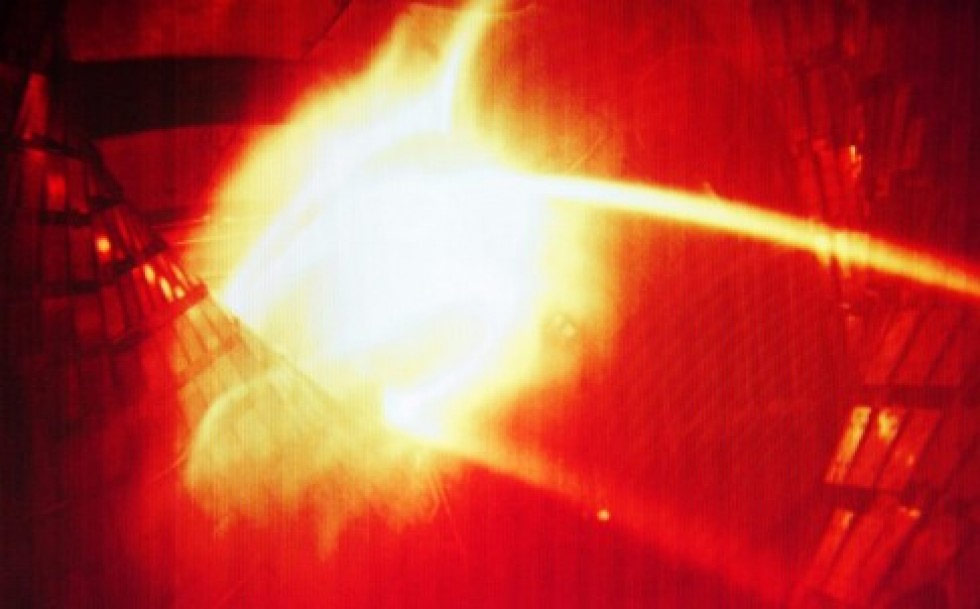 Wendelstein 7-X nükleer füzyon araştırma merkezinde yapılan deneye ait bir bilgisayar görüntü, ortaya çıkarılan sıcak plazmayı gösteriyor. [EPA]