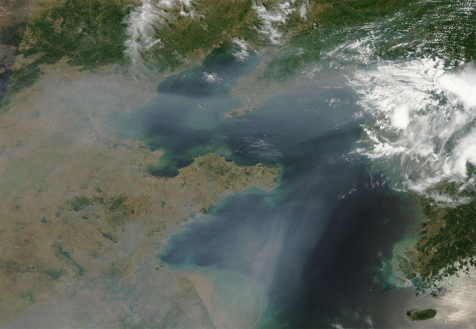Çin'in doğu kıyısında Ba Hai Körfezi ve Sarıdeniz üzerini kaplayan kirli hava. [Wikipedia]
