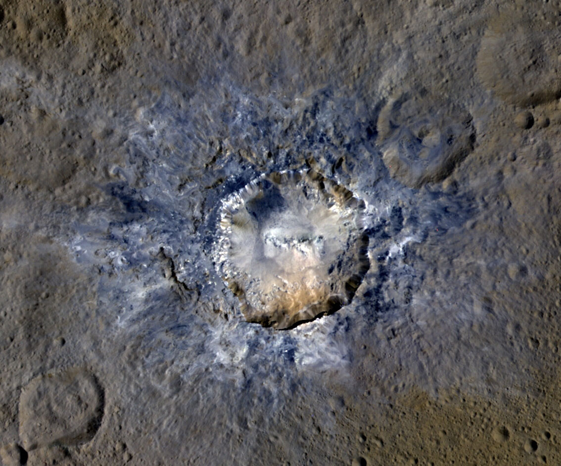 Haulani krateri. [NASA/JPL-Caltech/UCLA/MPS/DLR/IDA/PSI]