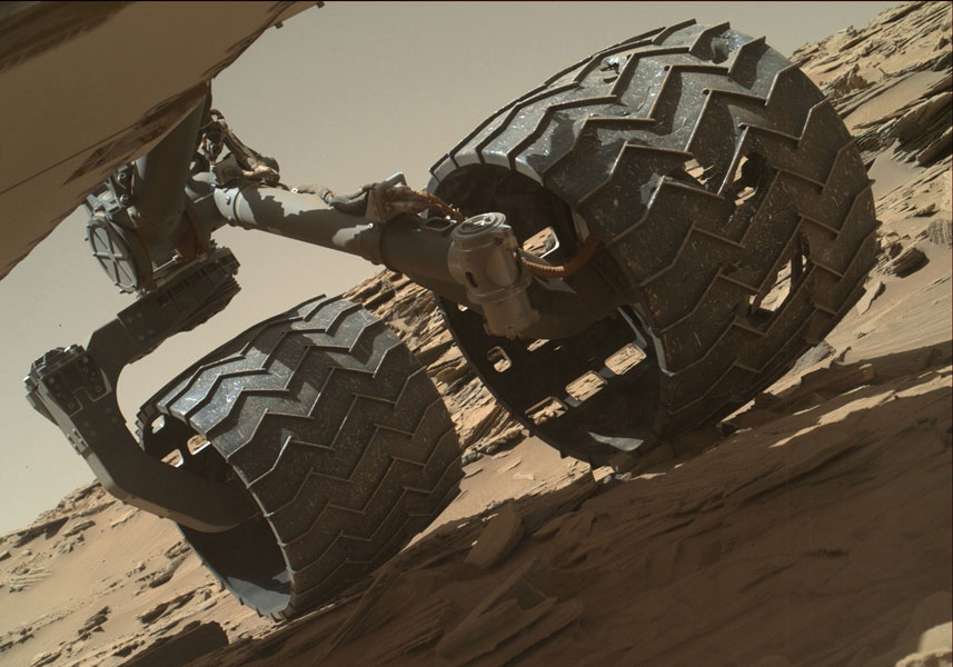 Curiosity tekerleri aşınmasına rağmen hız kesmiyor