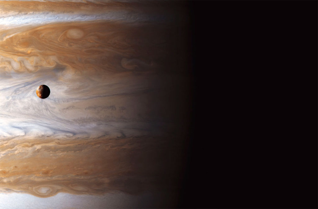 Jüpiter'in fırtınaları önünde poz veren Io. [NASA]