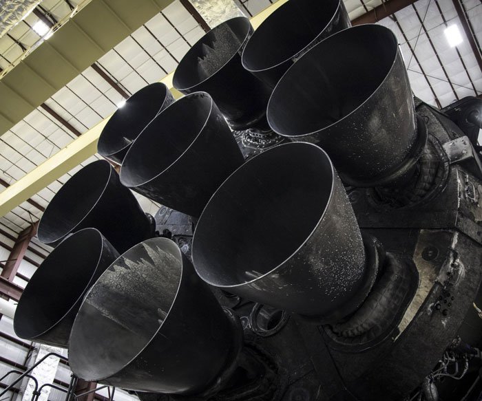 Falcon 9'un altındaki dokuz Merlin motoru. {SpaceX/Flickr}
