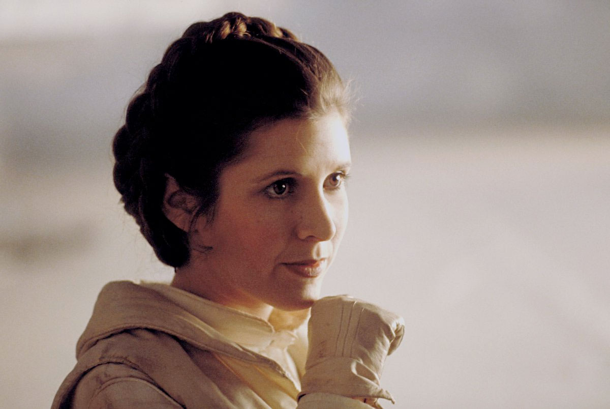 Carrie Fisher uçakta kalp krizi geçirdi Carrie Fisher uçakta kalp krizi geçirdi
