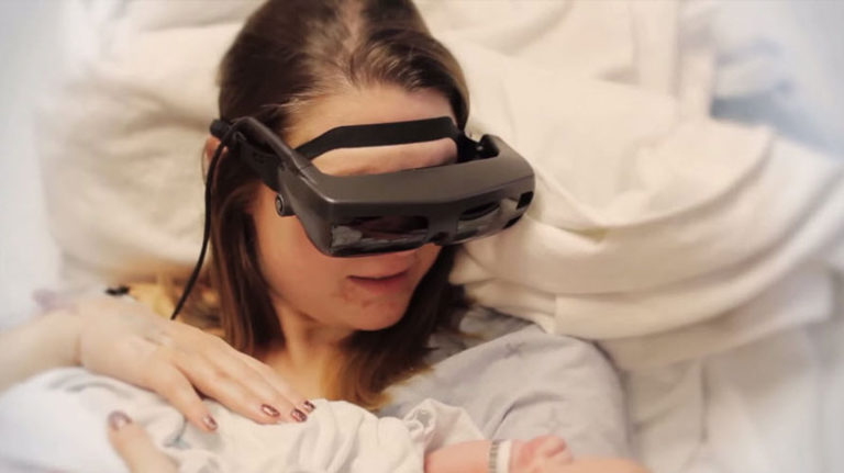 Görme engelli anne akıllı gözlük ile bebeğine ilk kez baktı