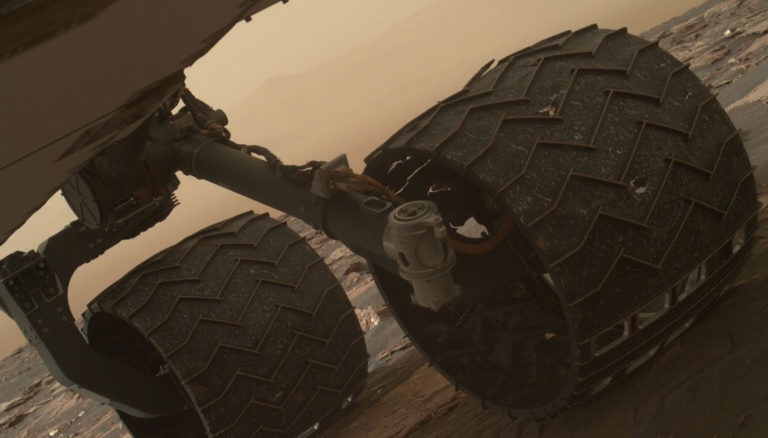 Curiosity’nin tekerlerinde yeni çatlaklar tespit edildi