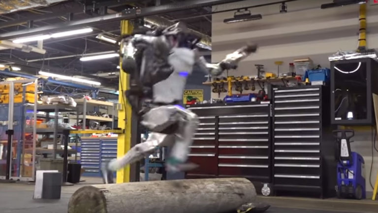 Boston Dynamics’in robotu Atlas kendini aşmaya devam ediyor