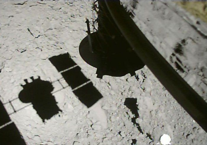 Hayabusa 2’nin Ryugu yüzeyinden 10 metre mesafede çektiği fotoğraf