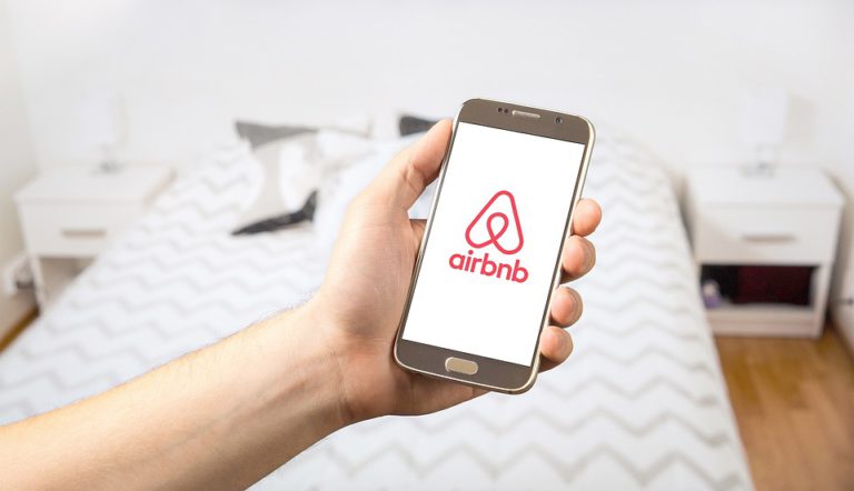 Airbnb, Kaliforniya’da kiralanan evlerde parti verilmesini yasakladı