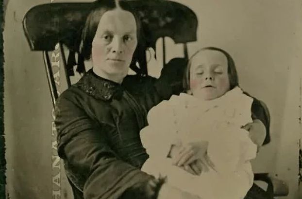 Kraliçe Victoria dönemindeki ölülerle fotoğraf geleneğinin hikayesi