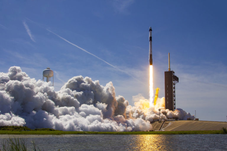 SpaceX, 165 milyon dolara 3 kişiyi uzay istasyonuna başarıyla ulaştırdı